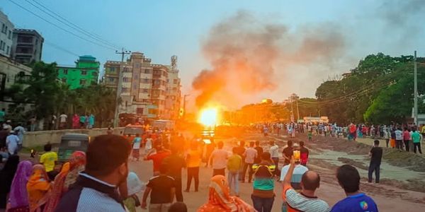 Truck loaded with gas cylinders overturned, igniting fire and explosions