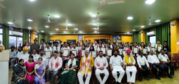डॉ. हेडगेवार स्मारक समिति तथा बाल्मीकि संगीत विद्यालय द्वारा सफाई कर्मियों के मेधावी बच्चों को सम्मानित किए जाने के अवसर की तस्वीर।