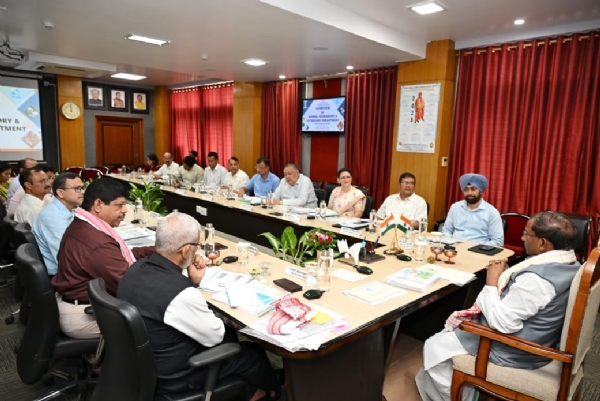 राज्यपाल लक्ष्मण प्रसाद आचार्य सहकारिता, पशुपालन विभाग और वामुल की ब्रीफिंग लेते हुए।