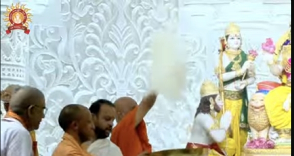 Chief Minister Yogi Adityanath reached Ram Mandir and offered prayers