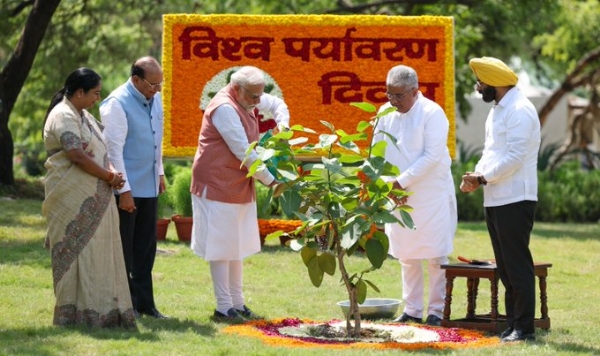 Prime Minister plants a sapling at Bhagwan Mahavir Vanasthali Park in Delhi strengthening the Ek Ped Maa Ke Naam initiative and resolve to reforest the Aravalli range under the Aravalli Green Wall project