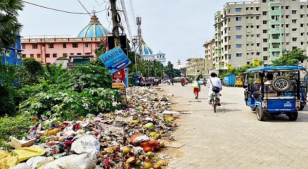 Garbage heaps at various places on roadside in Mayapur, foul smell spreading