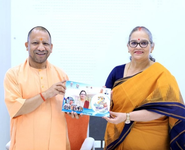 Mayor presented a booklet to the Chief Minister
