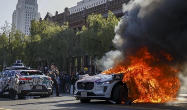 Conditions in Los Angeles, the largest city in California, deteriorated to such an extent that President Trump had to send 2,000 National Guard troops. Even after that, the situation did not improve. There has been rampant arson in Los Angeles.