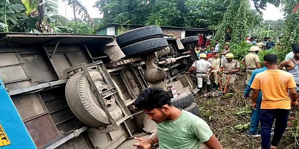 Bus overturns into roadside ditch in Raiganj; several injured, three critical