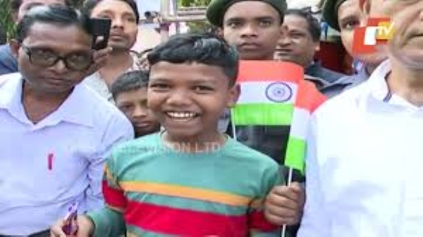 Prez Murmu stops convoy to distribute chocolates to kids