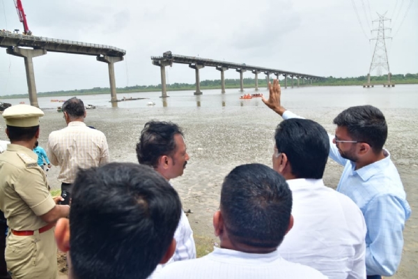 In the Gujarat bridge disaster, 21 dead so far; the bridge collapsed due to the destruction of the pedestal and articulation.