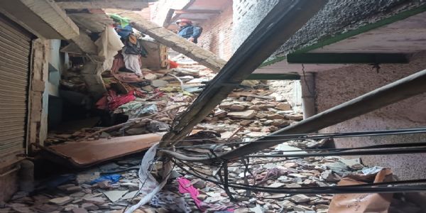 4-storey building collapse in Delhi;8 rescued,several feared trapped