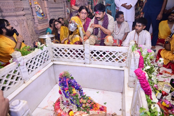 Nandi performed Rudrabhishek puja with the chanting of mantras