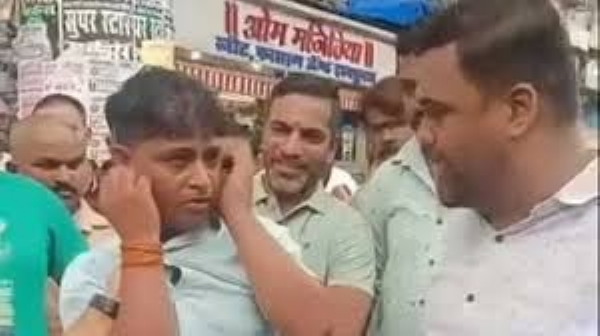 Auto-rickshaw driver purportedly being assaulted by Shiv Sena (UBT) workers