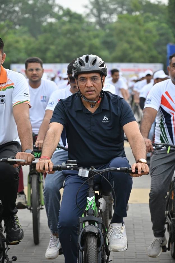 Dr. Mansukh Mandaviya leads Nationwide Fit India Sundays on Cycle from Gandhinagar