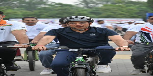 Dr. Mansukh Mandaviya leads Nationwide Fit India Sundays on Cycle from Gandhinagar