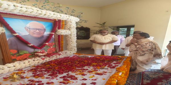 Ex-MP Rita Bahuguna Joshi pays ribute to political stalwart Kunwar Anand Singh