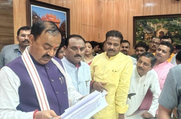 Deputy CM met the workers at the Circuit House