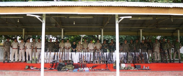 मणिपुर में बरामद हथियार और विस्फोटकों की तस्वीर।