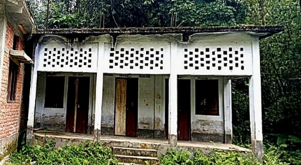 Rural library shut for four years, hundreds of books gathering dust