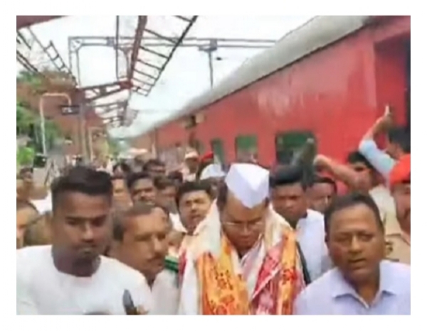 Kokrajhar: Leaders and workers welcoming Assam Pradesh Congress President Gaurav Gogoi on his arrival at Kokrajhar railway station.