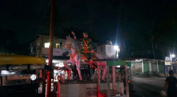 Netaji’s statue in shameful state amid lottery shops and garbage