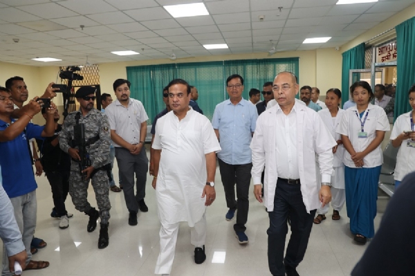 मुख्यमंत्री डॉ हिमंत बिस्व सरमा कोकराझाड़ मेडिकल कॉलेज एवं अस्पताल का निरीक्षण करते हुए।