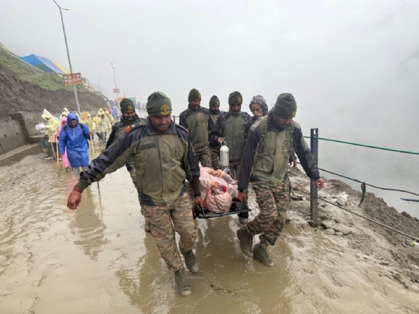 Indian Army Responds Swiftly to Assist Amarnath Yatris Stranded Due to Landslide and Heavy Rains