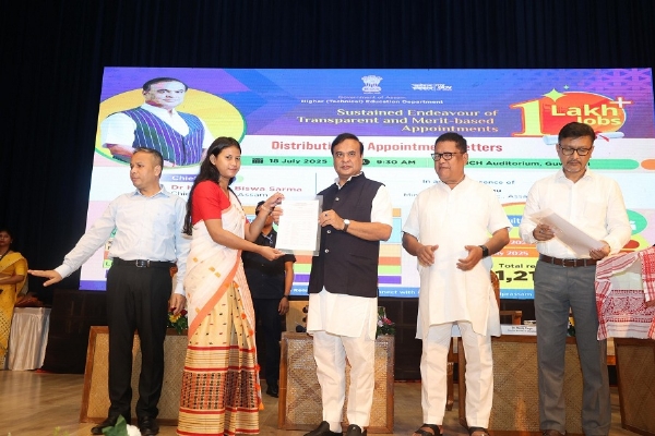 मुख्यमंत्री डॉ हिमंत बिस्व सरमा गुवाहाटी में 342 नियुक्ति पत्र वितरण समारोह में।