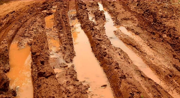 Road turns into swamp in Jhalda, commuting becomes difficult for villagers
