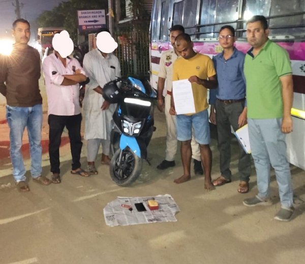 Image of the two drug peddlers nebbed with drugs by STF.