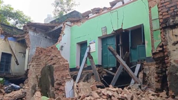 Man dies as house collapses in Panihati