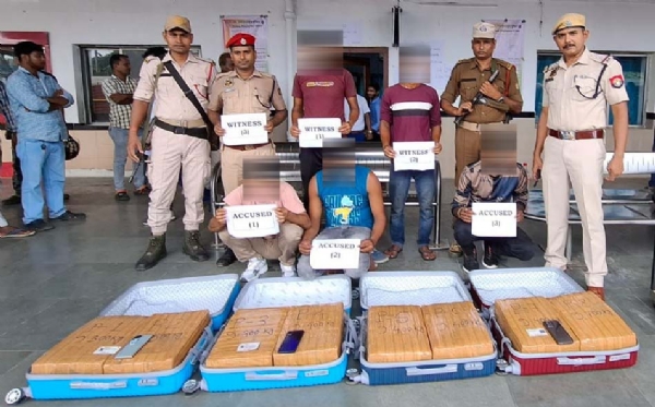 राजधानी एक्सप्रेस से 75 किग्रा गांजा के साथ तीन गिरफ्तार आरोपितों की तस्वीर।