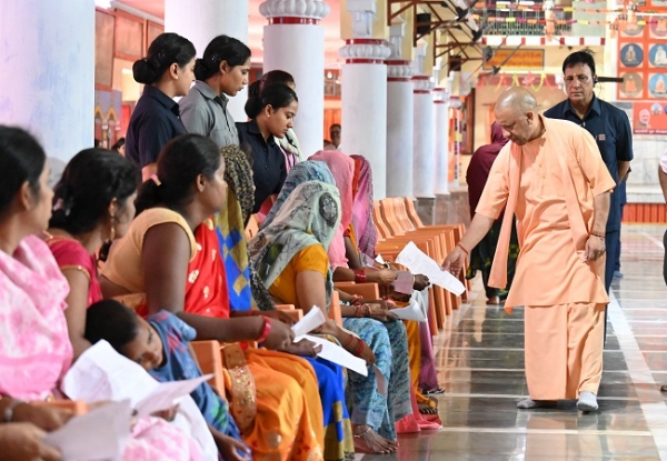 Yogi Adityanath met people for the second consecutive day in the Janta Darshan