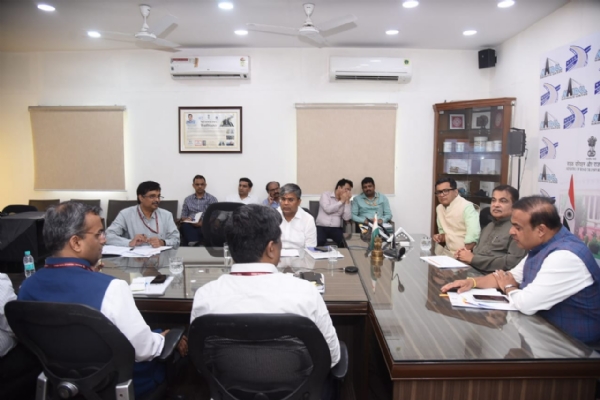 नई दिल्ली में बुधवार को आयोजित असम के अधोसंरचना परियोजनाओं की समीक्षा बैठक में केंद्रीय मंत्री नितिन गडकरी, असम के मुख्यमंत्री डॉ हिमंत बिस्व सरमा, केंद्रीय मंत्री पवित्र मार्घेरीटा तथा अन्य अधिकारीगण।