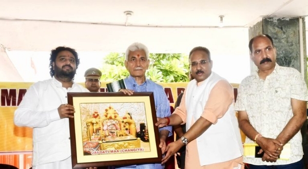 LG Sinha Pays Obeisance At Daati Maa Dev Sthan In Border Village Of Changiya, Arnia Jammu