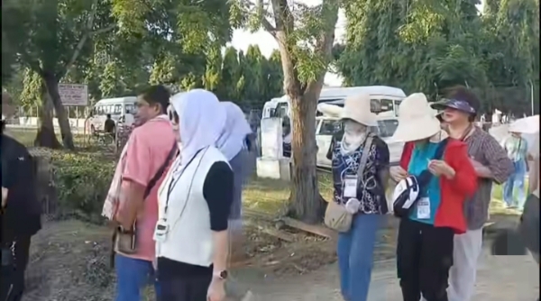 असम की चाय का अध्ययन करने पहुंचे दक्षिण कोरिया के प्रतिनिधिमंडल की तस्वीर।