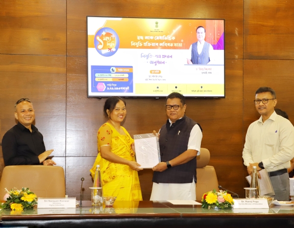 जनता भवन के आई ब्लॉक स्थित सभाकक्ष में आयोजित एक नियुक्ति समारोह में मंत्री डॉ. रनोज पेगू सहायक प्राध्यापकों और इंजीनियरिंग कॉलेजों के प्राचार्यों को नियुक्ति पत्र प्रदान करते हुए।