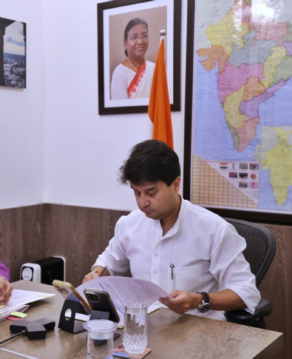 पूर्वोत्तर में हैंडलूम-हैंडीक्राफ्ट्स को सशक्त बनाने हेतु उच्च स्तरीय बैठक में केंद्रीय मंत्री ज्योतिरादित्य सिंधिया।
