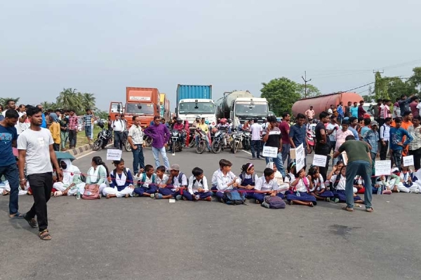 Students stage protest demanding flyover, traffic disrupted for hours on NH-19