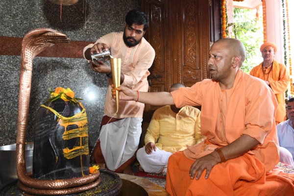Chief Minister Yogi Adityanath performed Rudrabhishek at the ancient Mansarovar temple