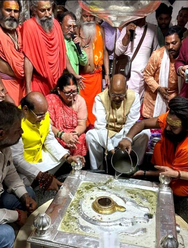 Ex-President Kovind performs Jalabhishek at Anandeshwar Shiva temple