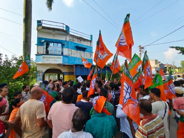 BJP protests against corruption and drainage issues, submits memorandum at Aakhna panchayat