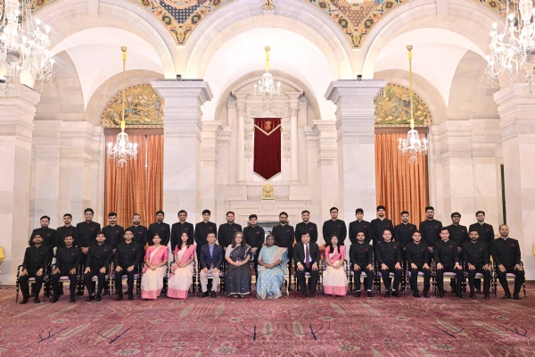 Probationers from various defense services meet with the President.
