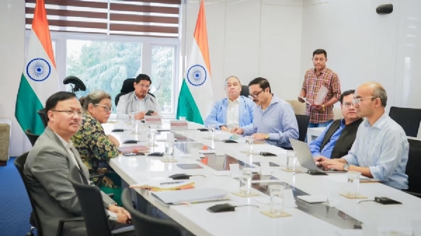 असम में जारी बेदखली अभियान को लेकर मेघालय के मुख्यमंत्री कोनराड संगमा की उच्च स्तरीय बैठक की तस्वीर।