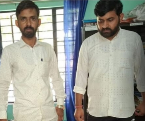 67 लाख रुपये नकदी के साथ गिरफ्तार आरोपितों की तस्वीर।