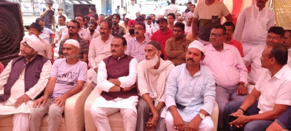 BJP city chief listened to Mann Ki Baat with Minority workers