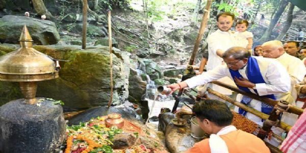 Governor Acharya visits Bhima Shankar temple during Shravan, offers prayers for peace and prosperity