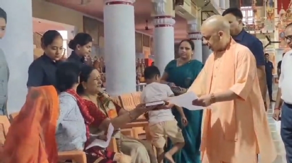 UP CM gave patient hearing to complainants at Janata Darshan