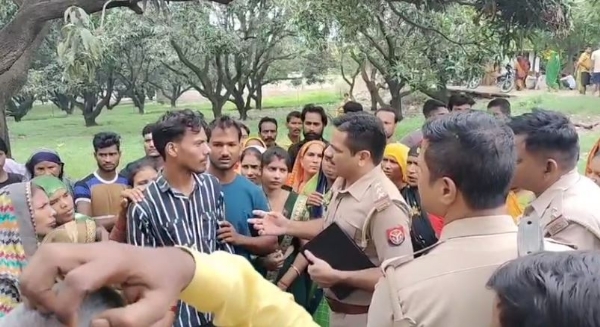 Cops pacified the agitated crowd by assuring strict action