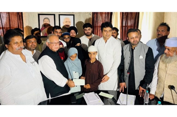 Cong leaders hand over cheques to 30 children of Pak-firing victims