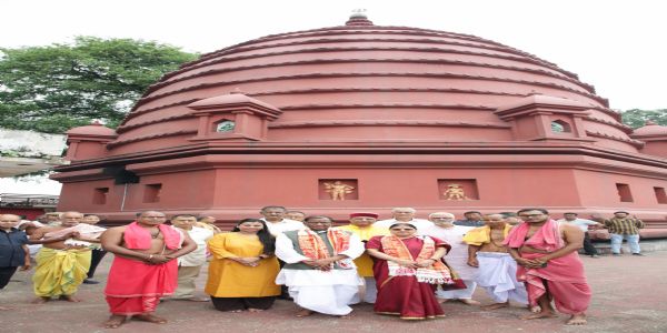 Governor visits Navagraha Temple; Offers prayers for the people of Assam