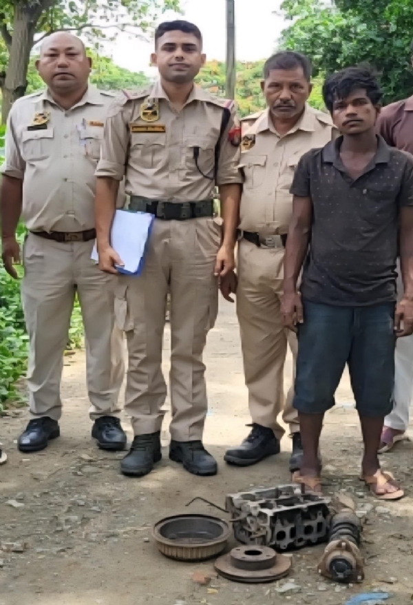 चोरी की गई वस्तुओं के साथ गिरफ्तार आरोपित की तस्वीर।