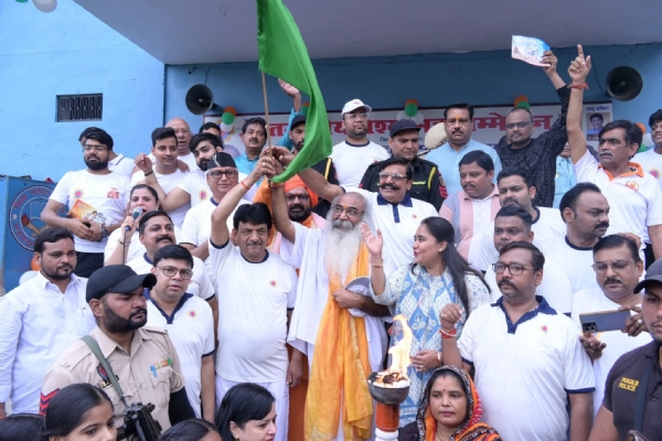 Kapil Dev Agarwal attended the marathon race held in Chandausi
